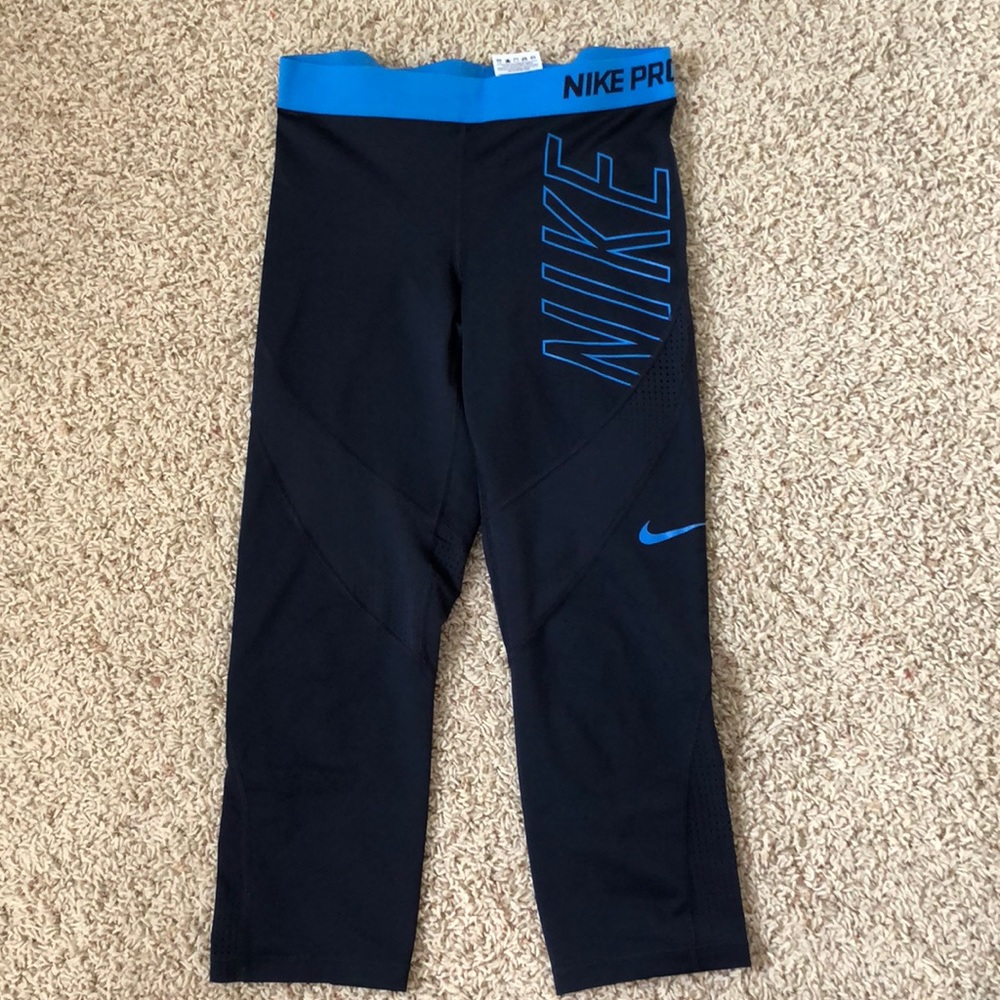 Nike cropped athletic leggings